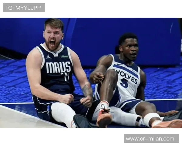 爱德华兹精准传球助攻戈贝尔轻松扣篮破包夹防守